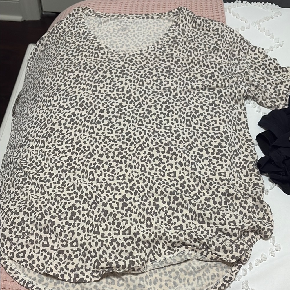 American Eagle Animal Print Blouse
size XS fits like small
barely warn like new